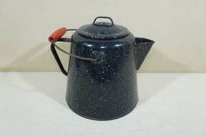 lot 65 image: Vintage 2-Gallon Pot with Wood Handle