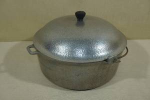 lot 69 image: Vintage Club Aluminum BeanStew Pot with Lid