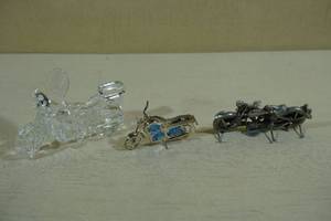 lot 85 image: 2 Mini Motorcyle Statues with Key Hanger