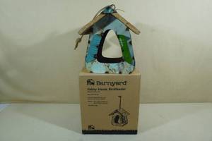 lot 163 image: Barnyard 27.5 Cubby House Birdfeeder