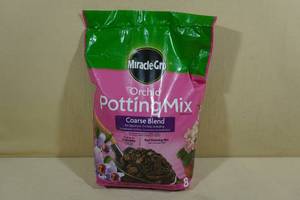 lot 172 image: 8 Quarts Miracle-Gro Orchid Potting Mix