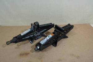 lot 240 image: 2 Stabilizer Jacks