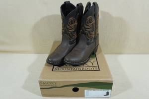 lot 261 image: Smoky Mountain Boots -Little Kids Size 1