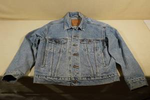 lot 280 image: Vintage Levis Denim Jacket -Mens Medium