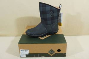 lot 301 image: Muck Boot Womens Muckster II Mid Waterproof Boots -Size 6