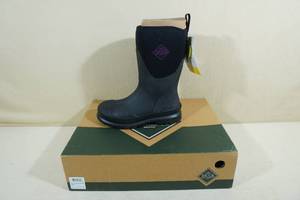 lot 310 image: Muck Boot Womens Chore Mid Boots -Size 5