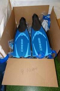 lot 323 image: 9 Pairs Cressi Pluma Blue Snorkel Fins Assorted Sizes