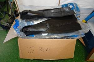 lot 329 image: 10 Pairs Cressi Rondinella Black Snorkel Fins Assorted Sizes