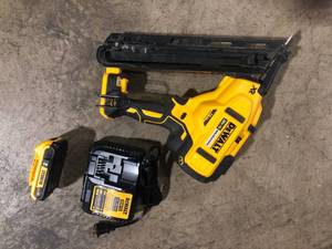 DEWALT 20V MAX XR Lithium-Ion Cordless 15-Gauge Finish Nailer   Customer Returns See Pictures