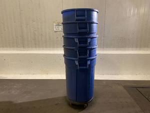 lot 50 image: Brut Rubbermaid 32 oz Trash Cans with Wheels