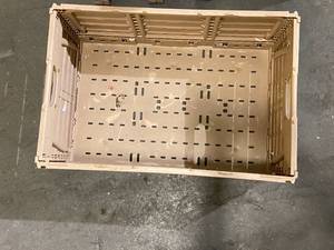 lot 67 image: 5 Collapsible Plastic Totes