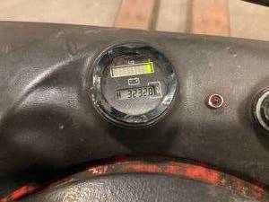 lot 102 image: 2004 Raymond Model 112TM-FRE60L Walkie Rider