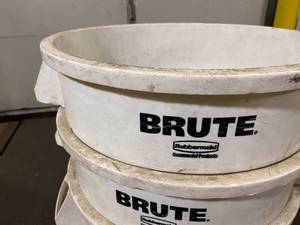 lot 146 image: Trio of Brute 20 Gallon Rubbermaid Plastic Trash Cans