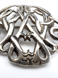 lot 121 image: H&H Knot Design Sterling Silver Pin with Pendant.