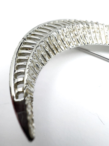 lot 122 image: Sarah Coventry Large Crescent Moon White Base Metal Brooch.