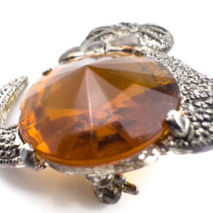 lot 127 image: Cat with Yellow Gem, White Base Metal Brooch .