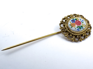 lot 128 image: Elegant , Unknown Maker, Filigree Framed Floral Yellow Base Metal Stick Pin.