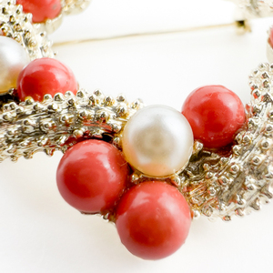 lot 18 image: Coro Simulated Pearl And Coral Wreath Yellow Base Metal Brooch.