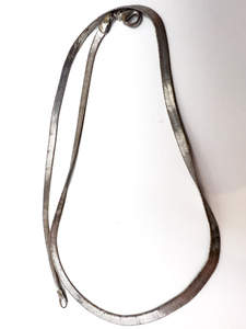 lot 206 image: AVON Herringbone White Plated Base Metal Chain Necklace.