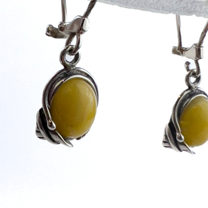 lot 164 image: KI Sterling Silver Leverback Pierced Earrings. Oval Cream Cabochon