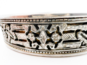 lot 171 image: Vintage, Unknown Maker, Yellow Base Metal Hinged Bangle.