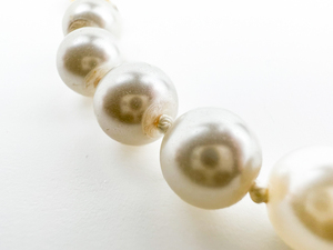 lot 224 image: Imitation pearl, Yellow Base Metal Bracelet. 8mm Beads