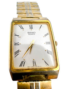 lot 69 image: Mens Seiko V700-5009 Rectangle Case yellow Quartz Analog watch. New Battery