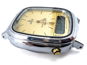 lot 107 image: Mens Lorus gold-tone Y653-5000 yellow and white DigitalAnalog Watch. Working