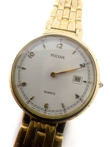 lot 133 image: Mens Pulsar v329-6110 White dial dress yellow Quartz Analog watch. NOT WORKING