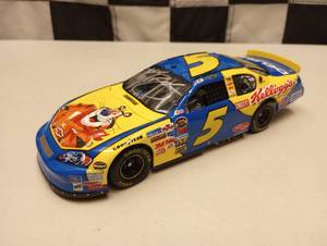 lot 39 image: Action Elite AUTOGRAPHED Kyle Busch #5 Kelloggs 124th Scale Die Cast Car