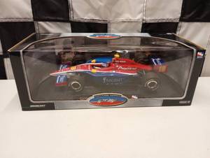 lot 169 image: Green Light Indy Car Series Garage 118th Scale Die Cast Indy Car