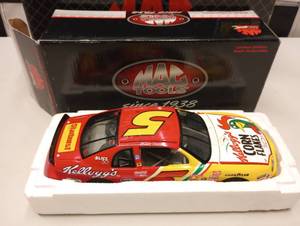 lot 193 image: Revell Mac Tools 124th Scale Die Cast Car
