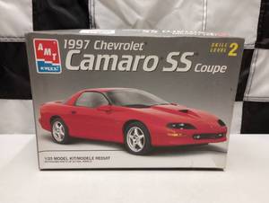 lot 315 image: Ertl AMT 1997 Chevrolet Camaro SS Coupe 125th Scale Model Kit