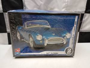 lot 318 image: Ertl AMT Classic 1963 Shelby Cobra 289 Model Kit
