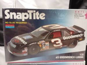 lot 327 image: Monogram Snap Tite 132nd Scale Model Kits