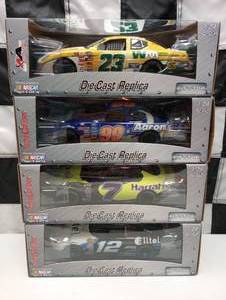 lot 476 image: Team Caliber Pit Stop 124th Scale Die Cast Cars