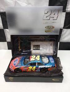 lot 517 image: Owners Elite Jeff Gordon #24 DuPont 124th Scale Die  Cast Car