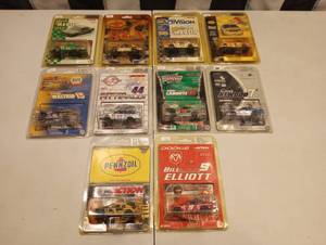 lot 559 image: Assorted Action 164th Scale Die Cast Cars