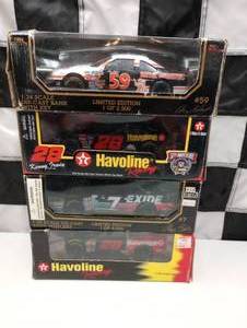 lot 573 image: Assorted 124th Scale Die Cast Cars