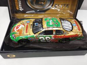 lot 585 image: Action Elite 124 Kevin Harvick #29 Car