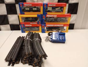 lot 653 image: HO Scale Life Line Train Smith And Wesson Train Set