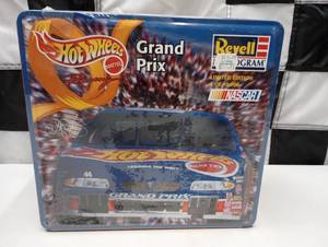 lot 658 image: Revell Hot Wheels Racing 124th Scale Model Kit In Tin