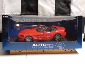 lot 736 image: Autoart Performance Dodge Viper SRT -10 118th Scale Die Cast Car