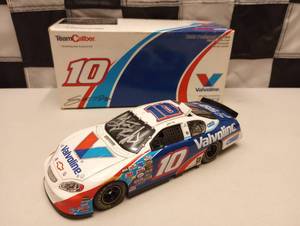 lot 825 image: Autographed Scott Riggs 124 Scale Die Cast Car