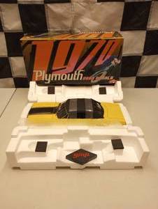 lot 833 image: gmp 1970 Plymouth Road Runner 118th Scale Die Cast Car