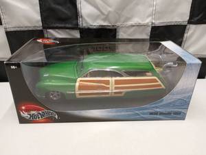 lot 924 image: Hot Wheels 1950 Merc Woodie 118th Scale Die Cast