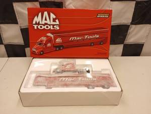 lot 930 image: Mac Tools Liquid Color Transporter 164th Scale Die Cast