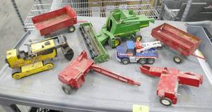lot 4 image: Group of farm toys