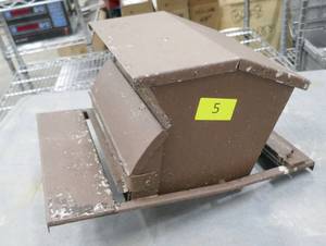 lot 5 image: Squirrel Proof bird feeder with 6 ft post