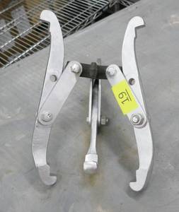 lot 19 image: gearbearing puller